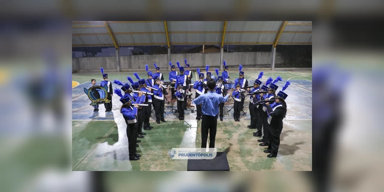 Prefeitura de Prudentópolis entrega novos uniformes a Banda Blue Angels