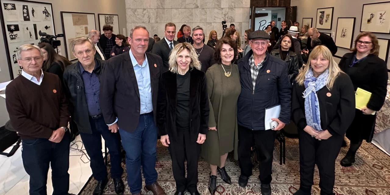 Assembleia Legislativa homenageia Denise Stoklos por seus 57 anos dedicados aos palcos