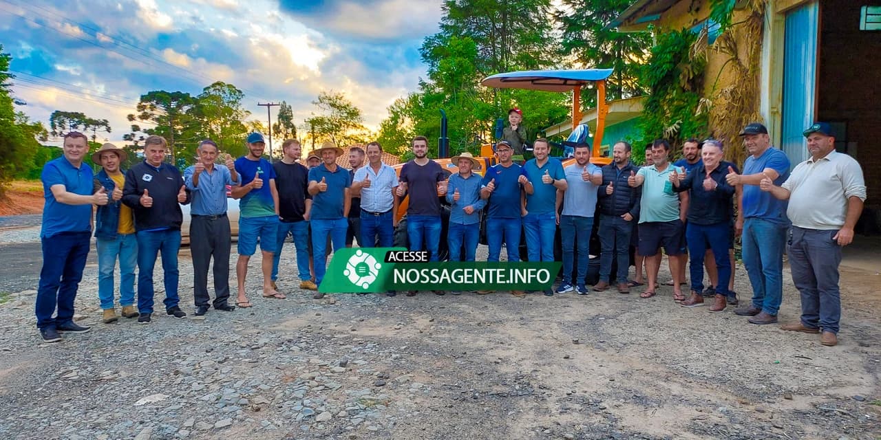Prefeitura entrega trator agrícola à associação de agricultores de Linha Capanema. VÍDEO!