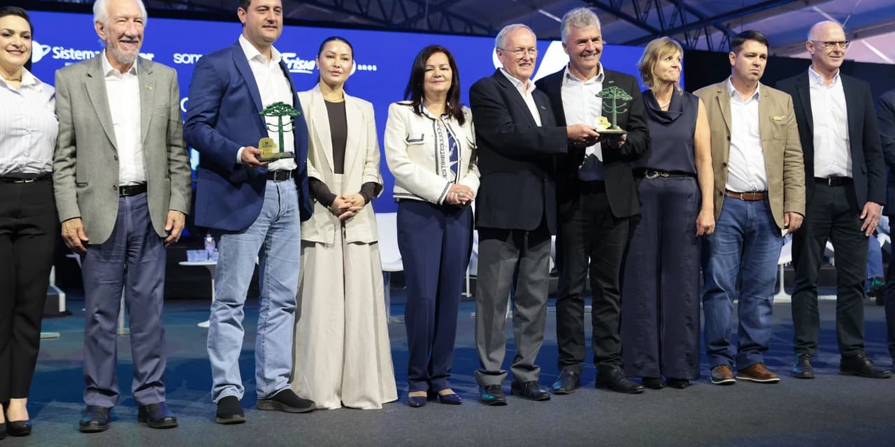 Ratinho Junior recebe Troféu Ocepar por contribuição ao cooperativismo paranaense