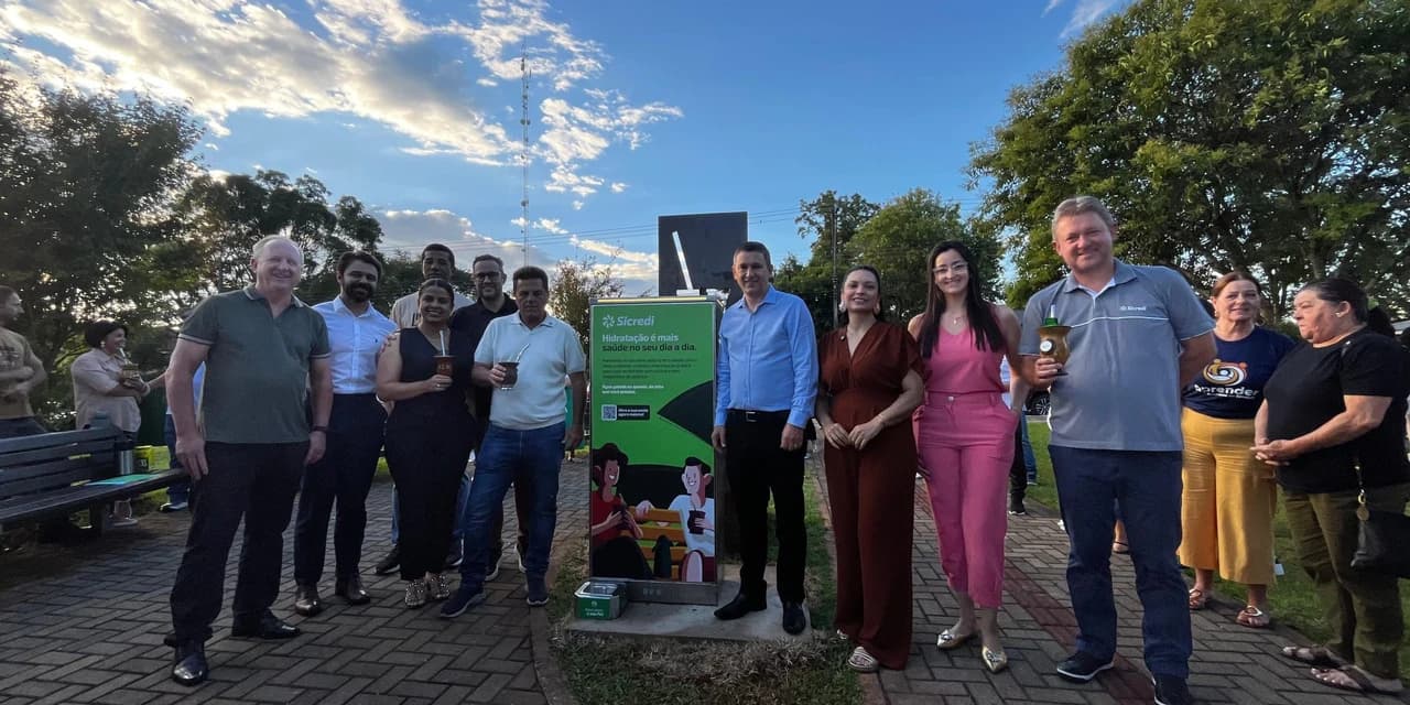 Prefeitura de Guarapuava em parceria com a cooperativa Sicredi inaugura equipamento do espaço do chimarrão na praça da Ucrânia