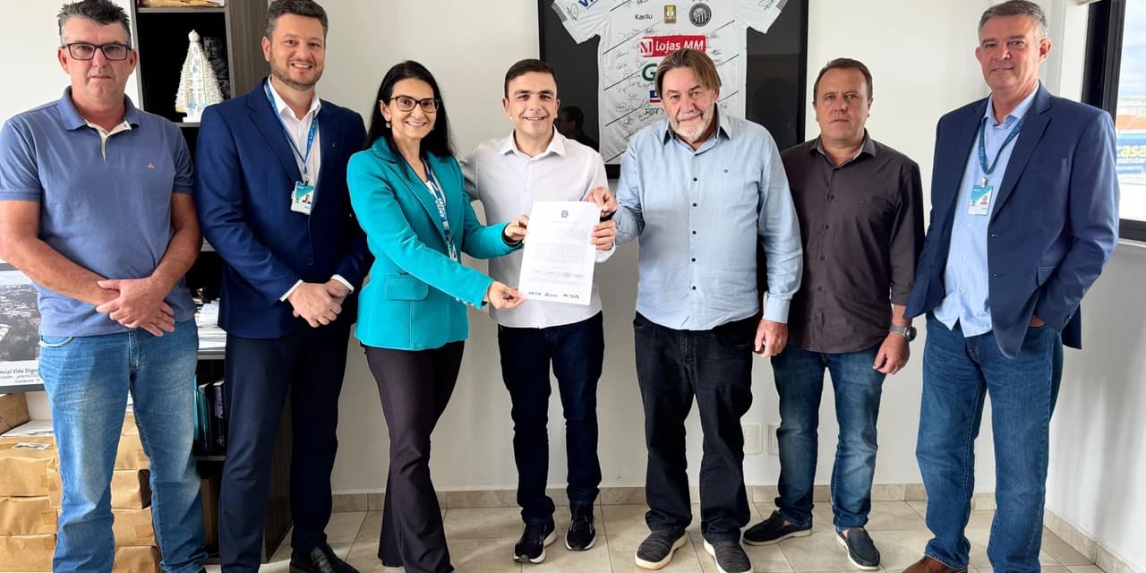 Aliel Machado e prefeitos assinam contratos para construção de 160 novas casas no Paraná
