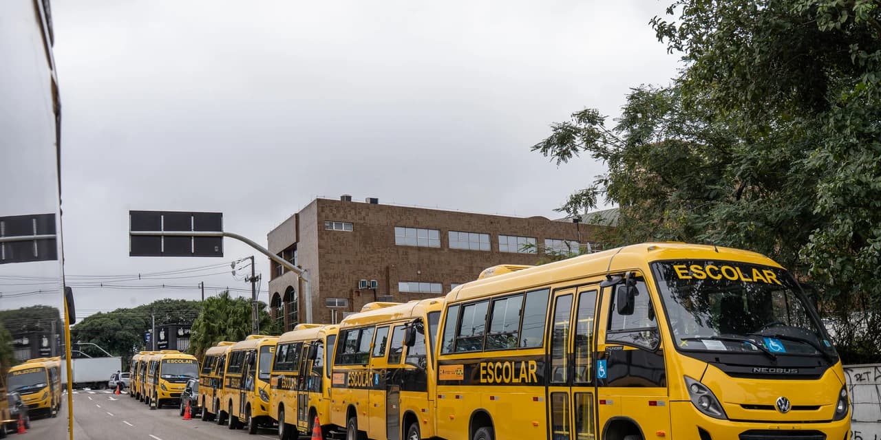 Governo do Estado entrega mais 88 ônibus escolares para atender 76 municípios