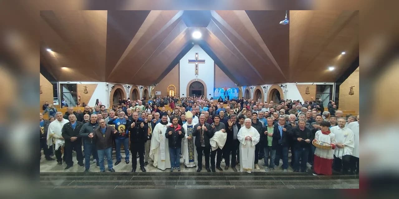 Centenas de fiéis celebram o Dia Nacional do Terço dos Homens em Guarapuava