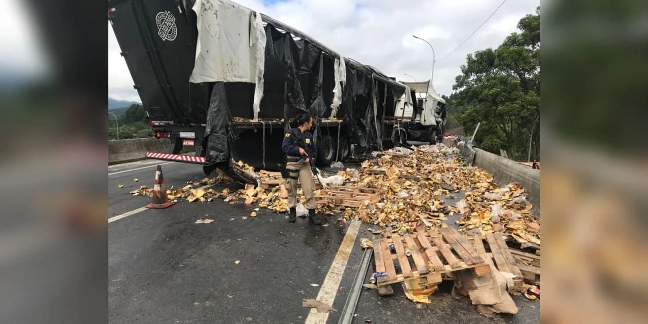 Tombamento de caminhão de cerveja deixa BR-116 completamente interditada por quase 9 horas