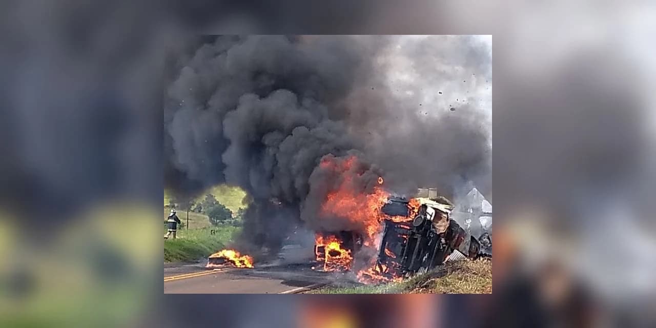 Carreta pega fogo e motorista morre carbonizado