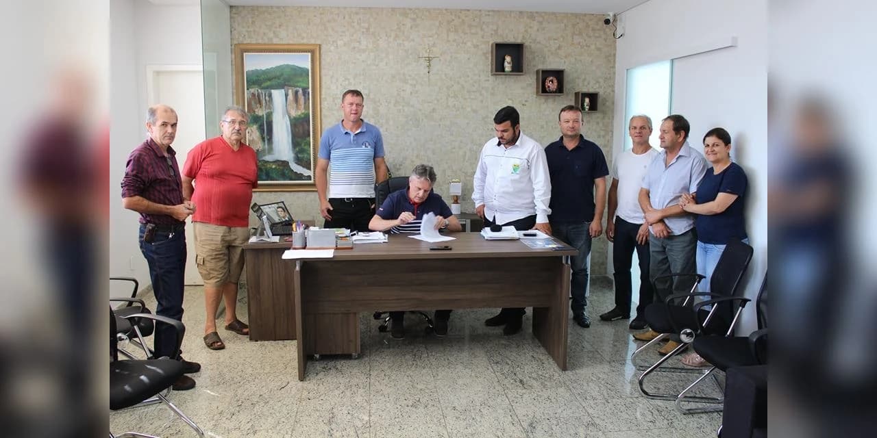 Prefeito assina contrato para execução das obras de pavimentação asfáltica da Av. Visconde de Guarapuava.