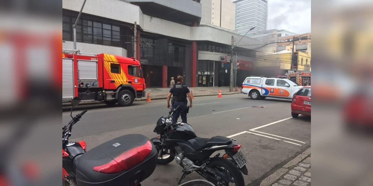 Incêndio faz prédio ser evacuado no Centro de Curitiba; fogo começou no subsolo