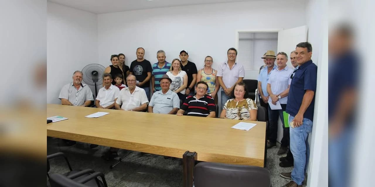 Moradores participam de reunião e assinam contrato de pavimentação asfáltica