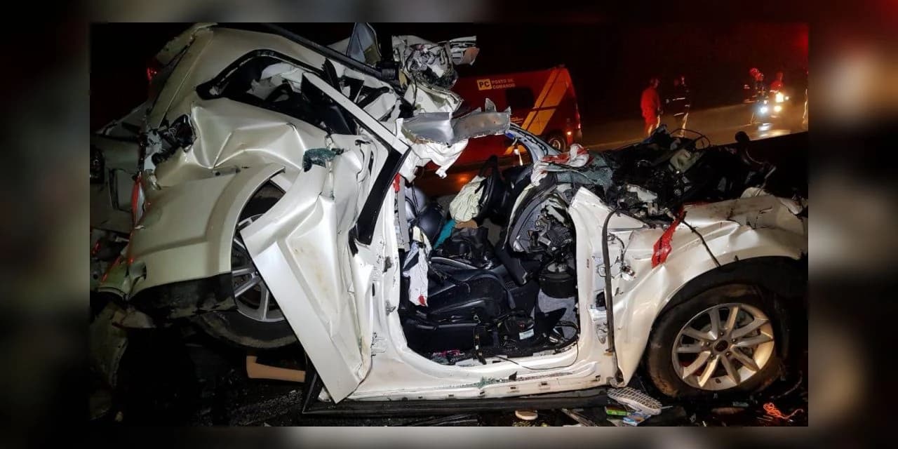 Carro de família é prensado por carreta na BR 277 e todos os ocupantes sobrevivem