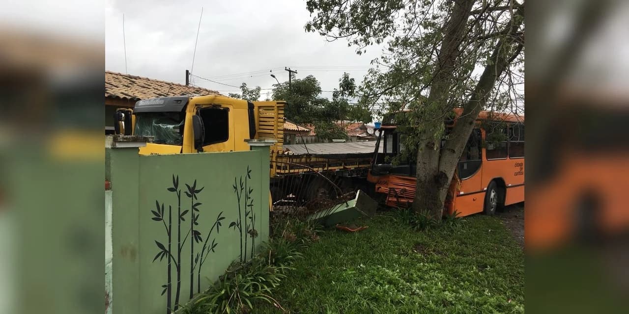 Após bater em ônibus, motorista de caminhão perde o controle da direção e derruba muro de casa em Curitiba