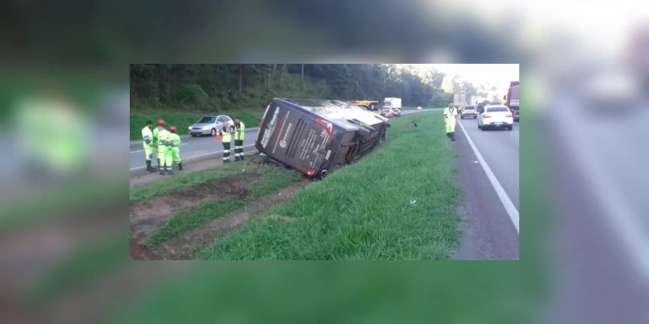 Ônibus da dupla George Henrique e Rodrigo capota em rodovia de São Paulo