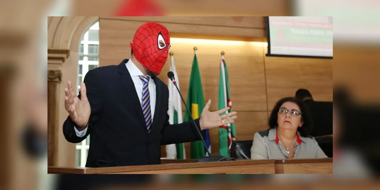 Vereador usa máscara do Homem Aranha para falar sobre insegurança