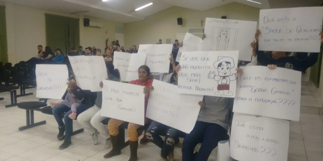 Manifestantes cobram explicações dos vereadores sobre saúde pública em General Carneiro