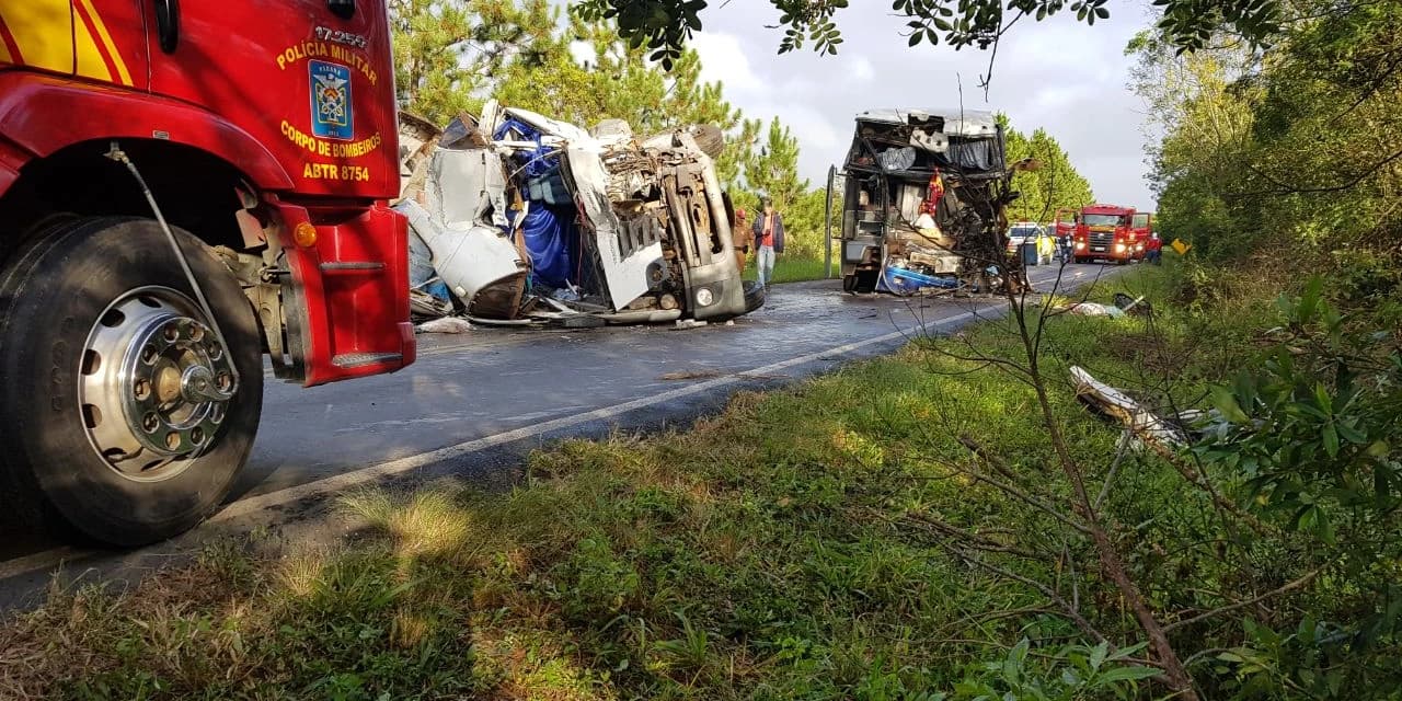 Colisão entre ônibus e carreta interdita PR 151 em Palmeira