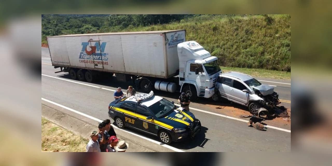 Acidente entre cinco veículos deixa quatro gravemente feridos