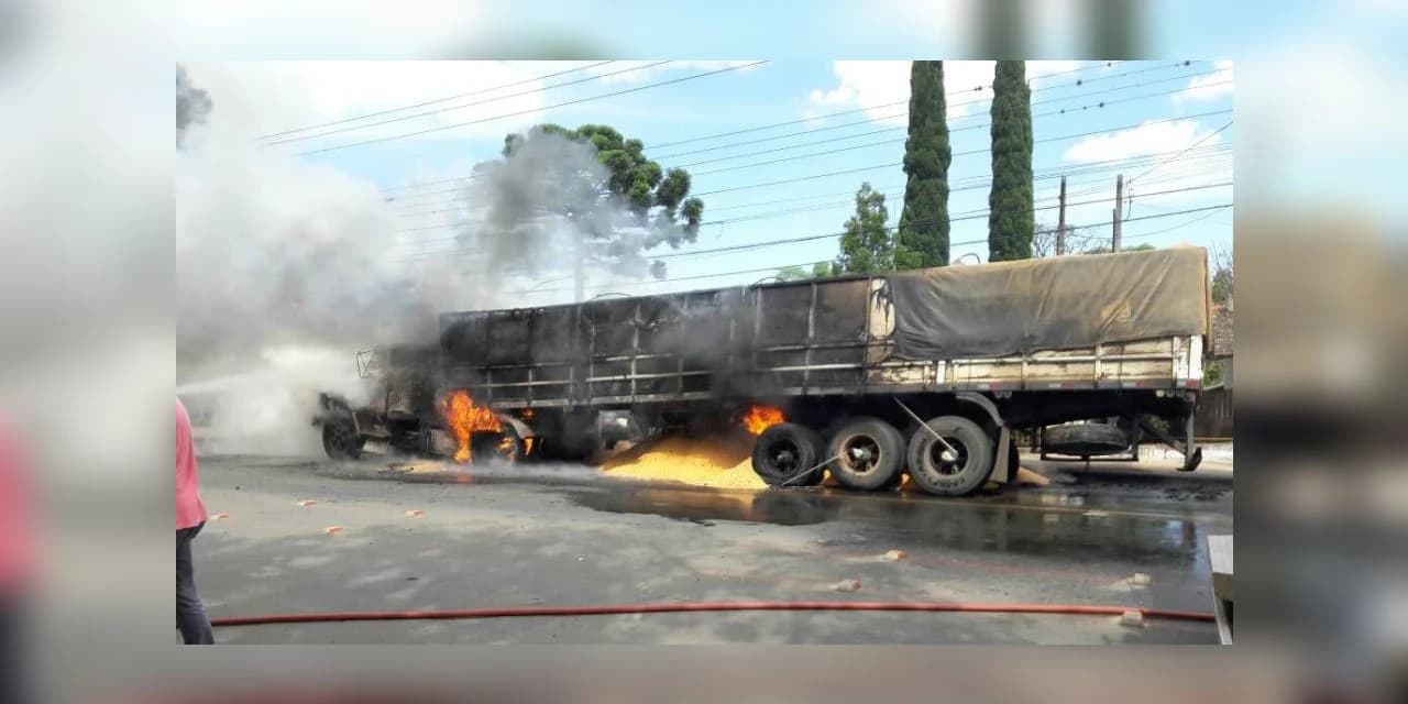 Incêndio em caminhão próximo à escola mobiliza bombeiros