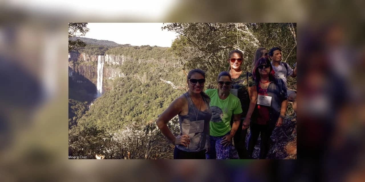 CAMINHADA NA NATUREZA NO SALTO SÃO FRANCISCO REÚNE 690 PESSOAS