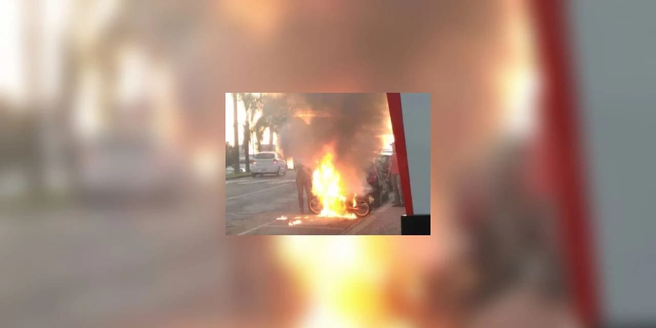 Motocicleta pega fogo em frente ao Hospital Bom Jesus