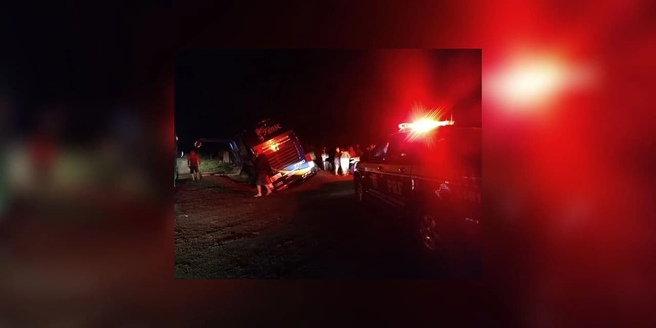 Ônibus de romeiros cai em buraco na BR-277 depois de tentativa de assalto, em Palmeira