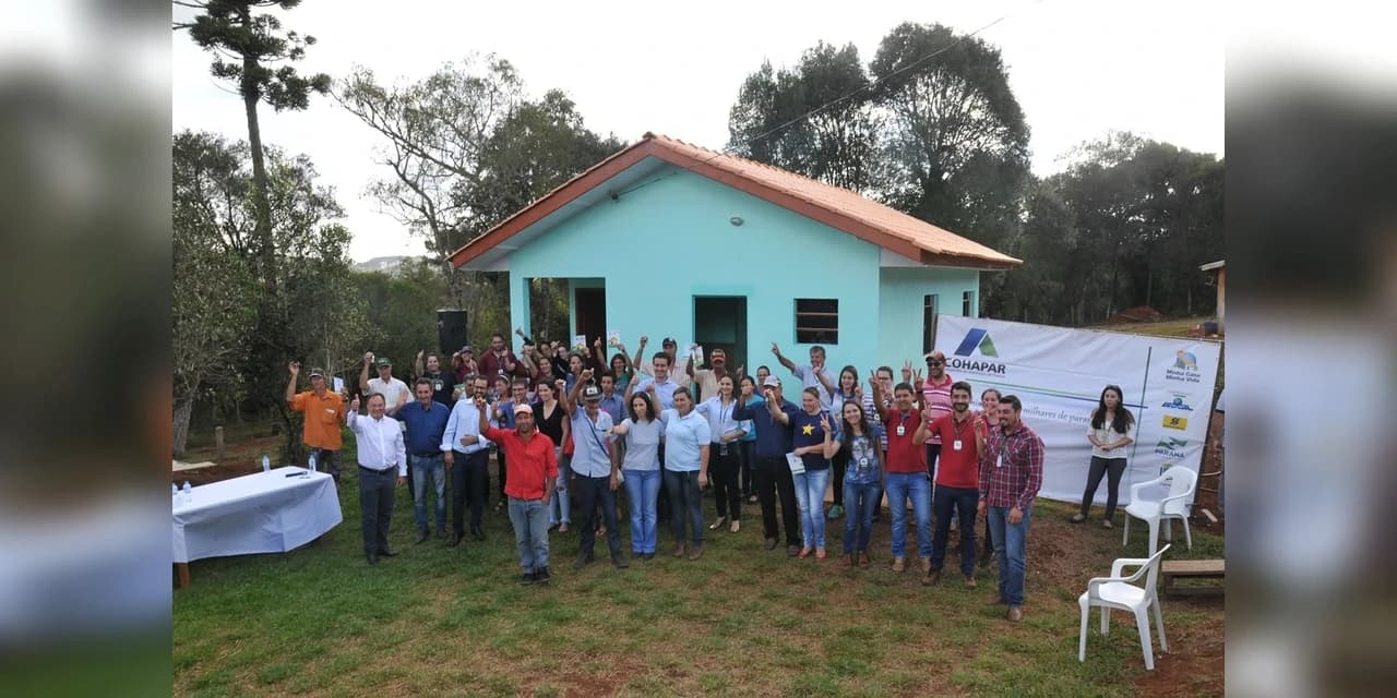 Cohapar entrega chaves de novas moradias na região central