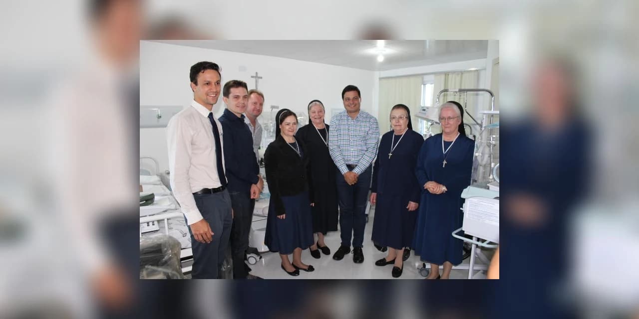 Sandro Alex entrega equipamentos ao Hospital Sagrado Coração de Jesus.