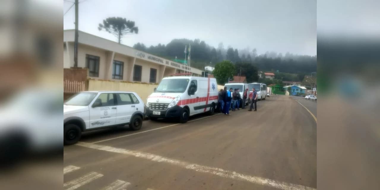 Funcionários da saúde de General Carneiro fizeram protesto na manhã de hoje
