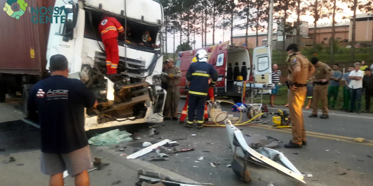Caminhoneiro não consegue frear e carreta bate em outra na BR-373 em Prudentópolis