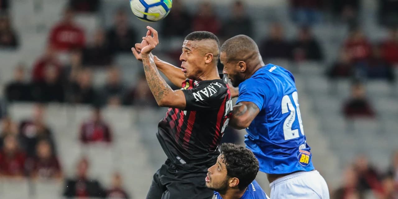 Atlético leva a virada nos acréscimos para o Cruzeiro e perde a quarta partida seguida