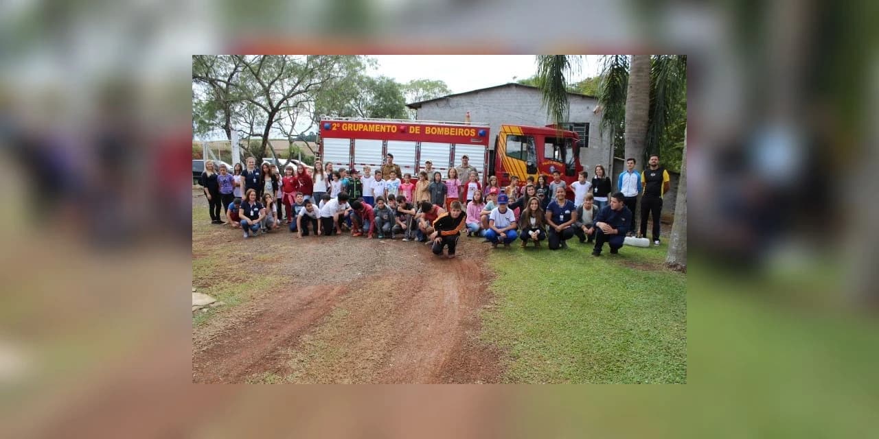 Bombeiros realizam apresentação para os alunos do PROAM.