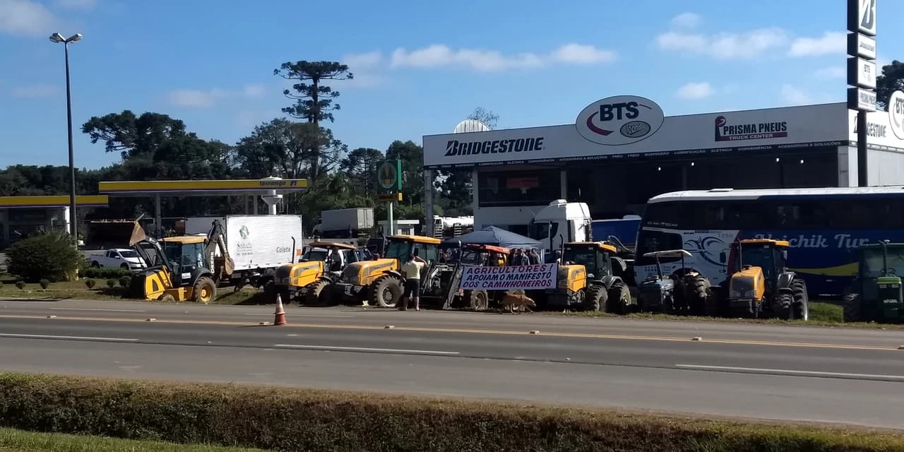 Greve dos caminhoneiros avança pelo terceiro dia