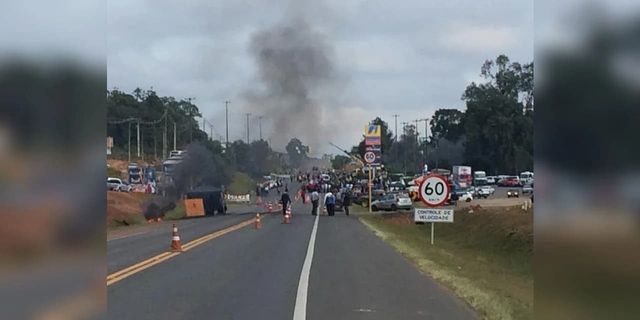 Governo anuncia acordo, mas caminhoneiros garantem que nem teve conversa