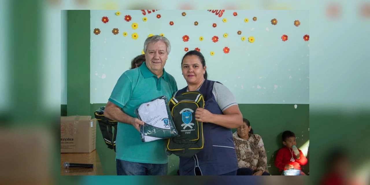 Em Ivaí alunos ganham uniformes e mochilas escolar.