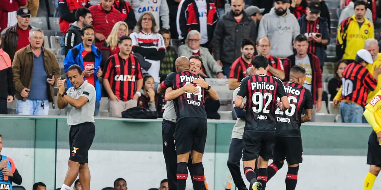 Atlético vence o Santos, alivia pressão e deixa a zona de rebaixamento