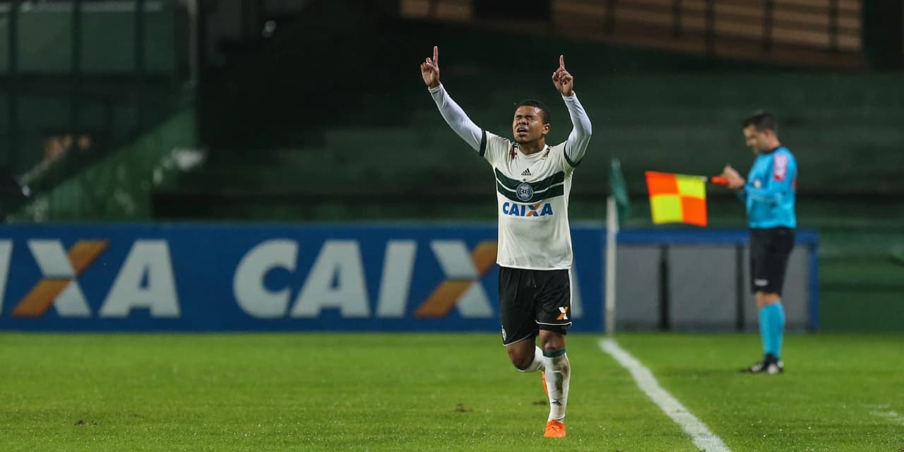 Coritiba mantém 100% de aproveitamento em casa e volta ao G4 da Série B