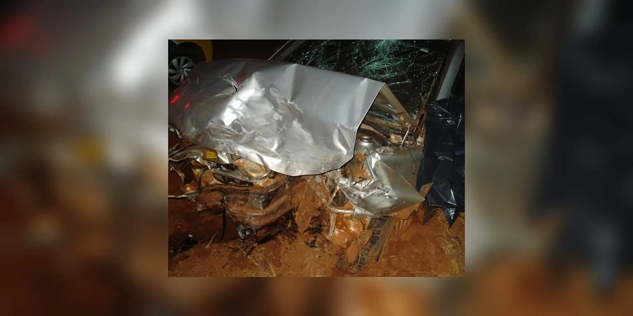 Acidente entre dois carros e caminhão deixa uma pessoa morta e cinco feridas, na PR-182