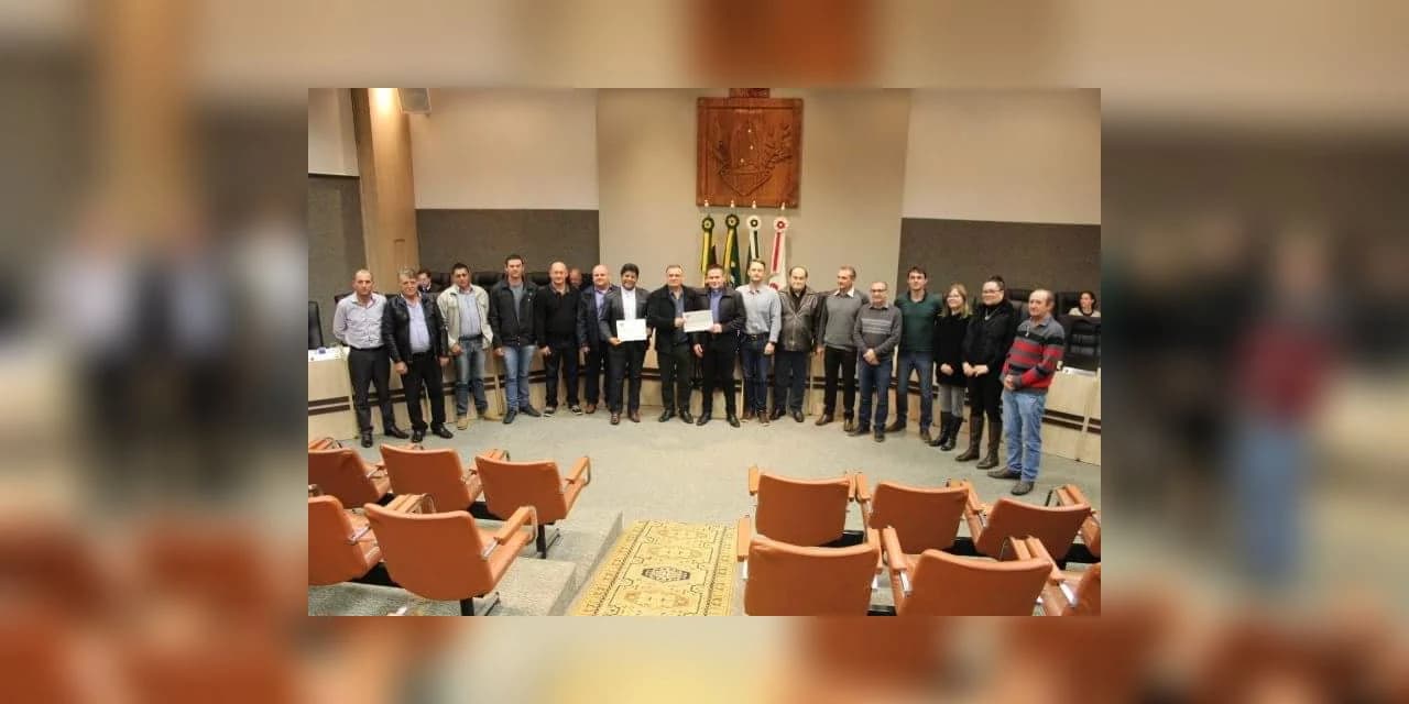 Padre Joelcio se despede da comunidade e recebe Moção de Aplausos.