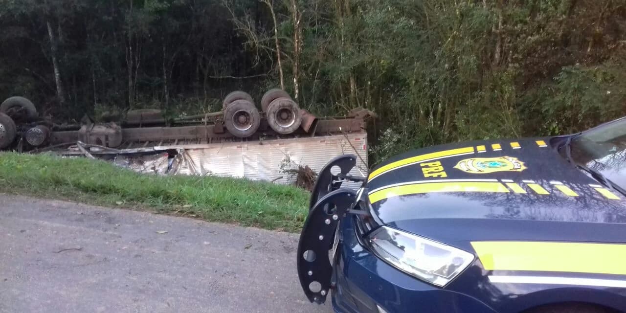 Caminhão tombou na BR-373 em Prudentópolis