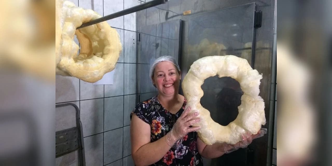 Biscoitos gigantes de 45 cm de diâmetro são atração em distrito de Paranavaí; receita é segredo de família