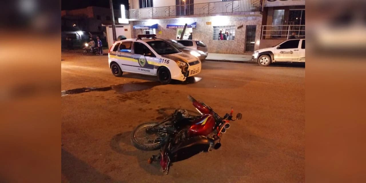 Motociclista alcoolizado foge após receber voz de abordagem e durante a fuga bate em viatura da PM