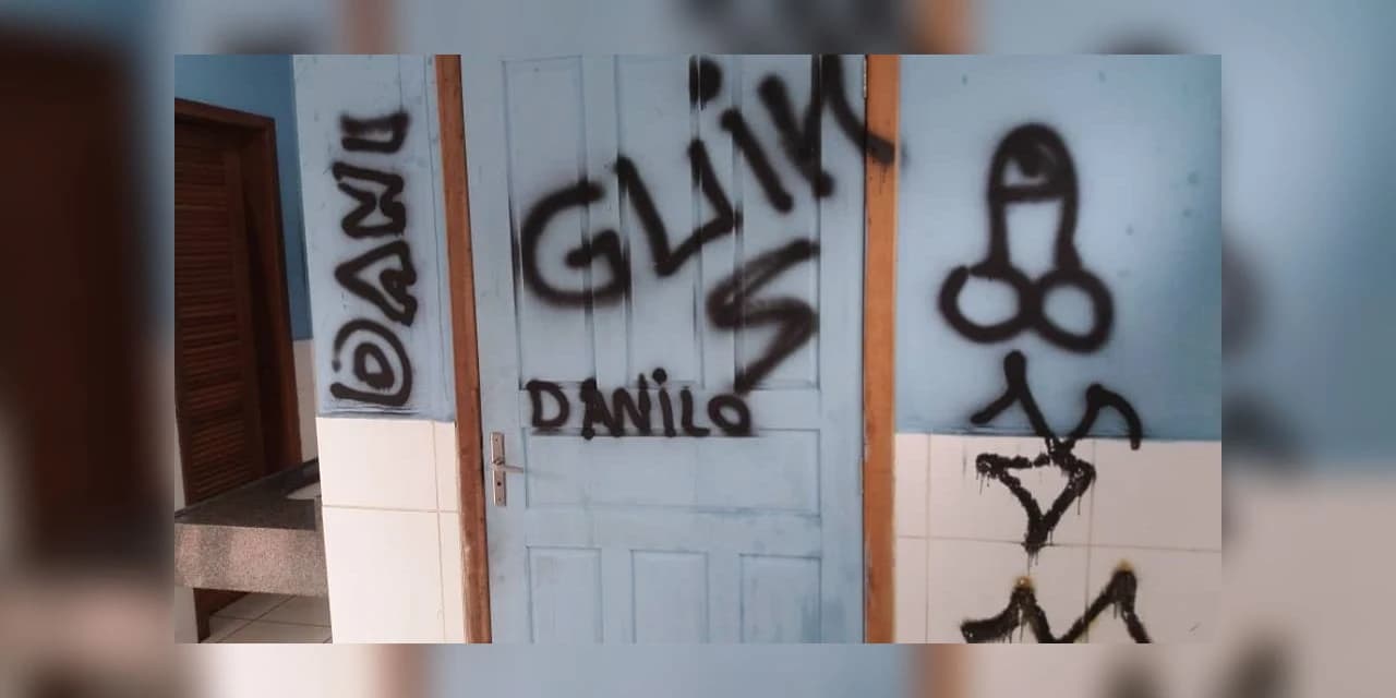 Vândalos picham banheiros públicos no centro de Prudentópolis.