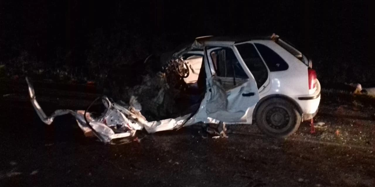 Menino de dez anos morre na hora após batida de carro com caminhão na BR-476