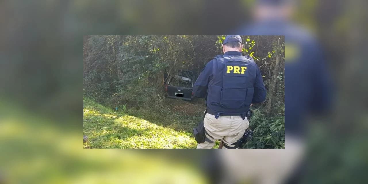Carro com placas de Guamiranga sai da pista quando transitava sentido Prudentópolis