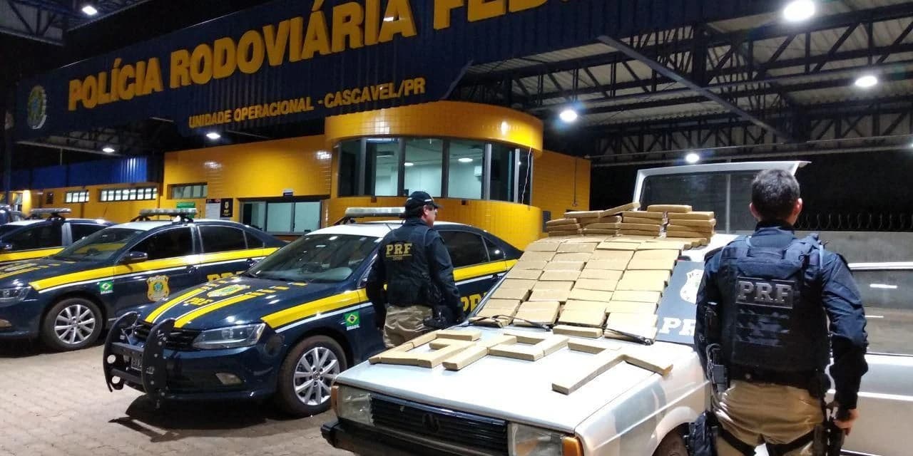 PRF descobre 50 quilos de maconha em fundo falso