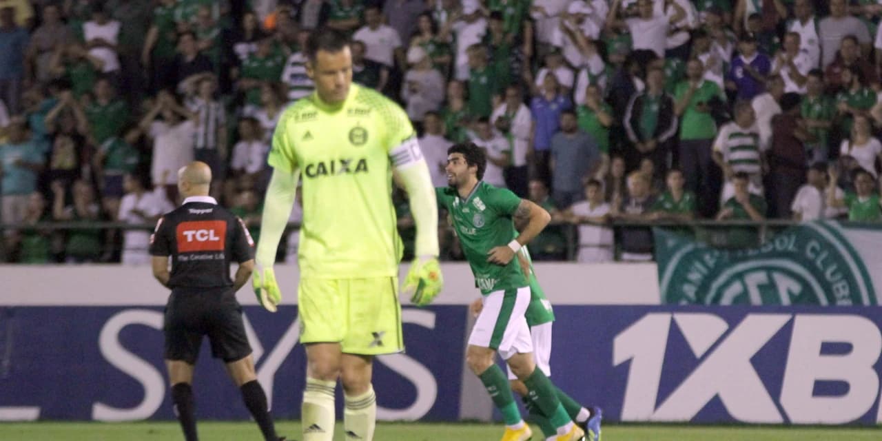 Coritiba sofre com a bola parada, perde para o Guarani e deixa o G4 da Série B