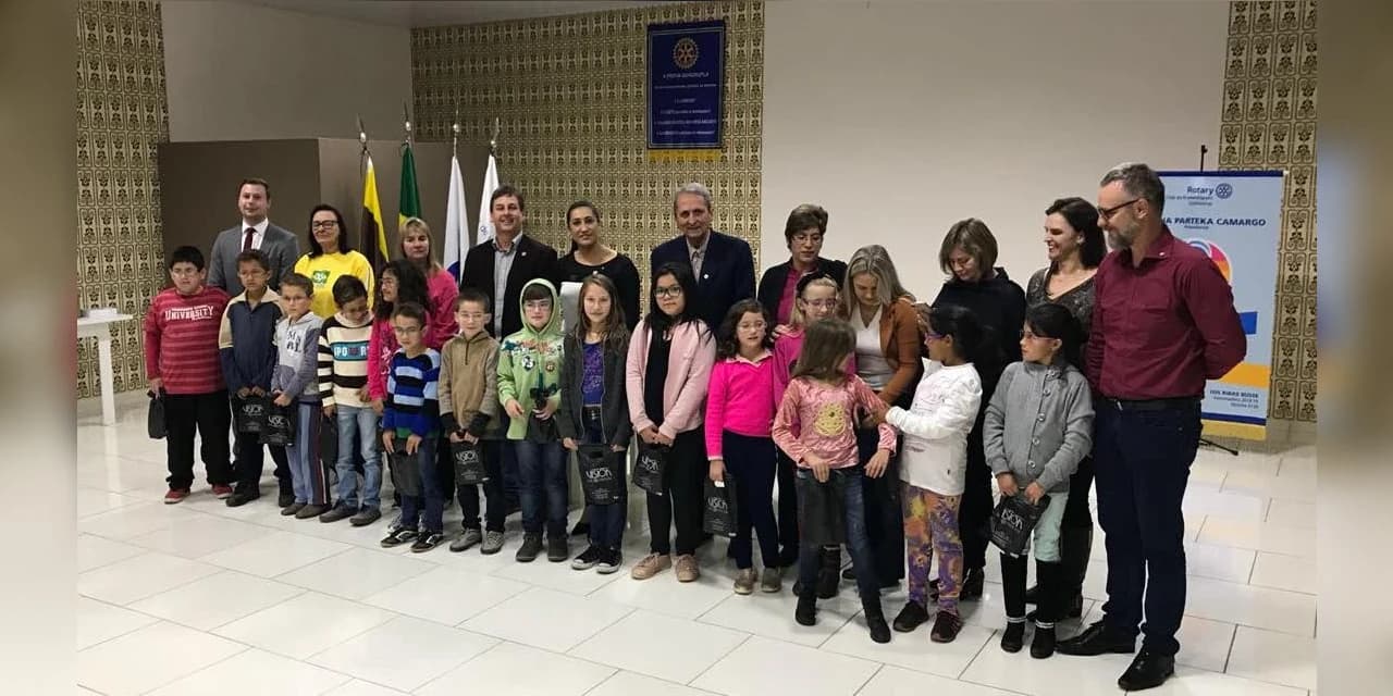 Rotary de Prudentópolis doa óculos à crianças através do projeto boa visão