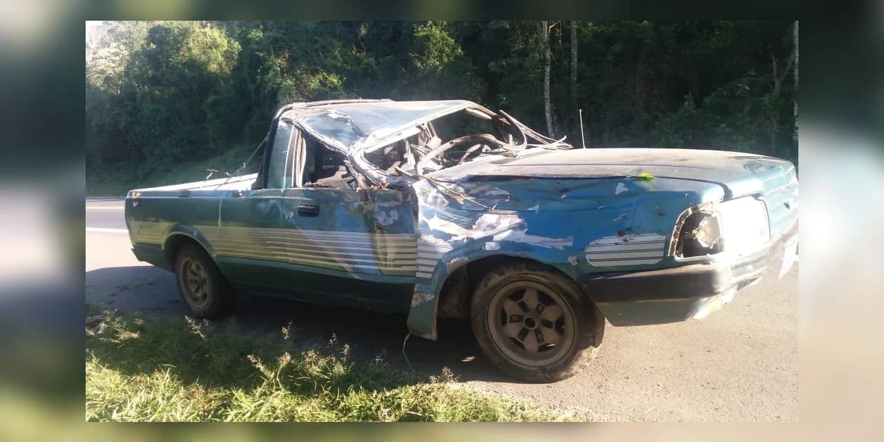 Luz do sol atrapalha e motorista sai da pista com carro em Irati