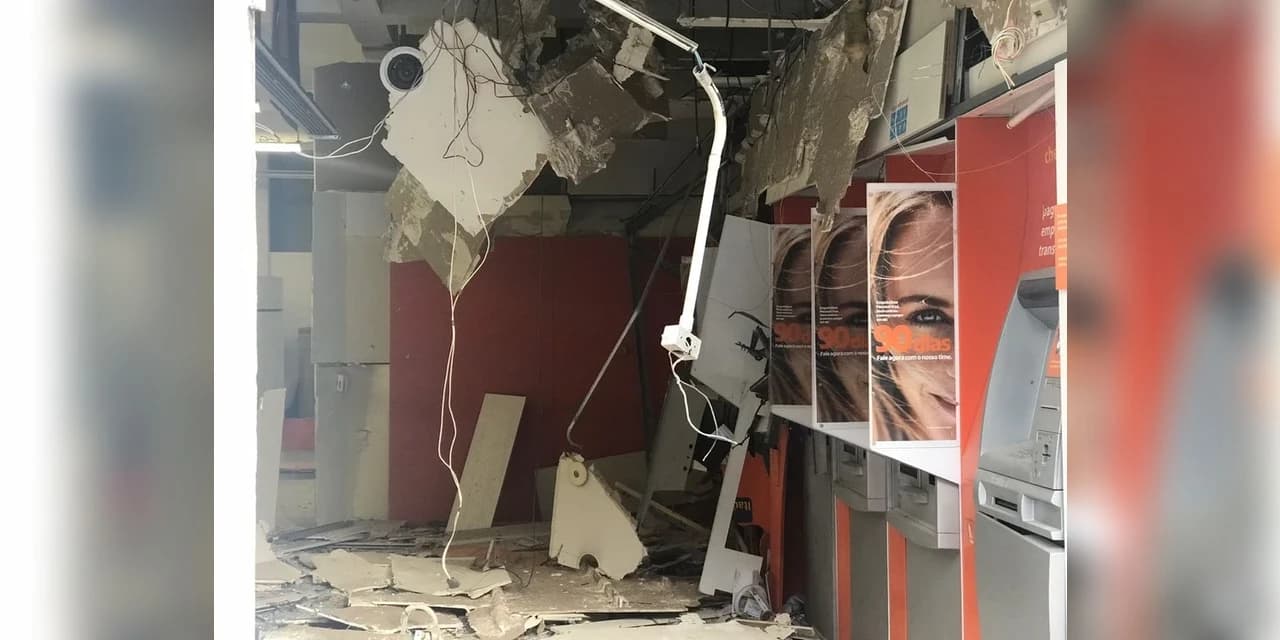 Ladrões explodem caixas eletrônicos de banco no Centro de Rio Branco do Sul
