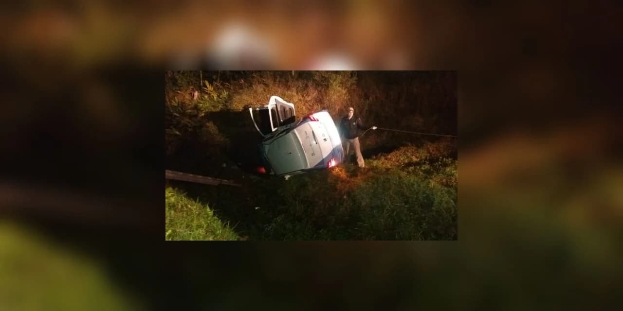 Veículo que transportava pacientes para Curitiba capota em Palmeira