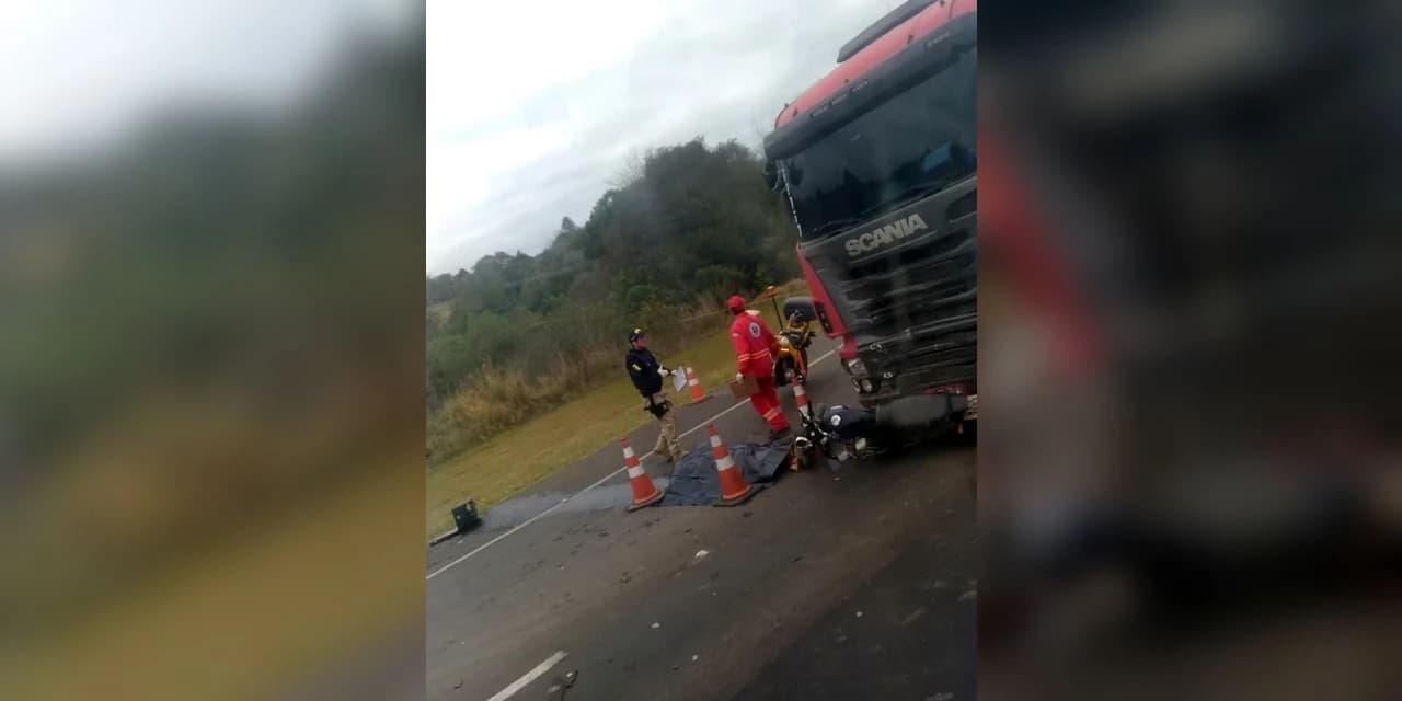 Dois homens morrem após moto bater de frente com caminhão no trevo do Relógio, em Prudentópolis